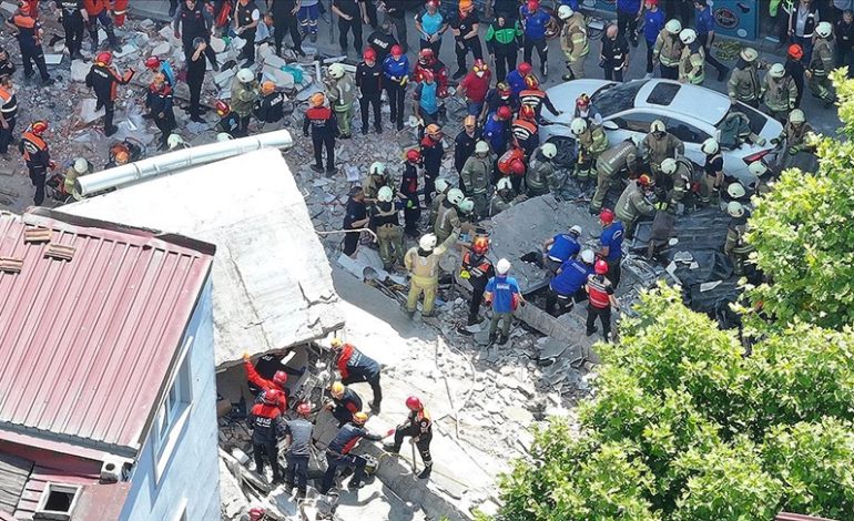 Küçükçekmece’de bina çöktü; 1 kişi hayatını kaybetti, 8 kişi yaralandı