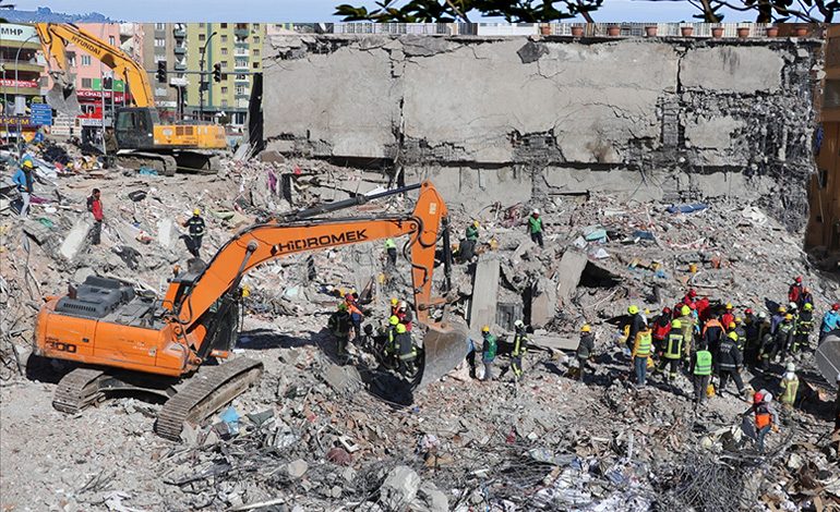 Diyarbakır’da depremde biri yıkılan 2 bloklu sitede “yapı farklılığı” ortaya çıktı