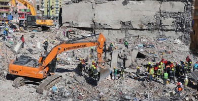 Diyarbakır'da depremde biri yıkılan 2 bloklu sitede "yapı farklılığı" ortaya çıktı